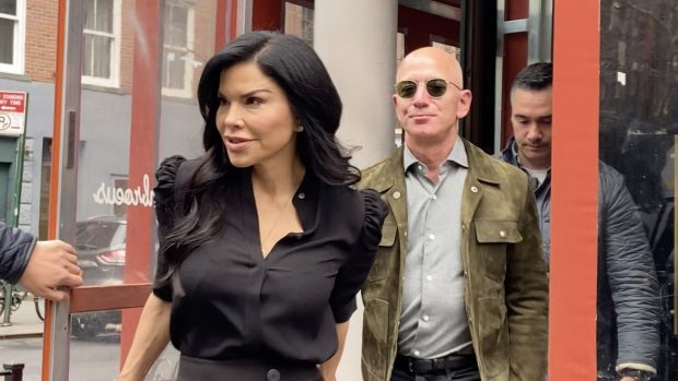 "Ovo je zaista sramotno...": Loren Sančez na meti žestokih prozivki, na sahrani majke Džefa Bezosa se pojavila u OVOM izdanju 19 profimedia 0495293314