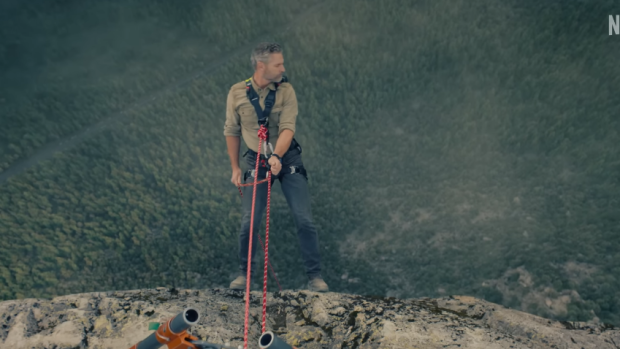 Gledaoci Netflixa "navučeni" na novu mini-seriju ocenjujenu sa 10/10: Gleda se u dahu, a o njenoj uvodnoj sceni bruji svet 22 Screenshot 2025 07 21 113549