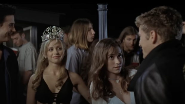 Sukob koji tinja skoro 30 godina: Dve glumice su pokušavale da demantuju sve, ali im fanovi jednostavno ne veruju - ovo je pozadina svađe 19 Screenshot 2025 07 21 132609