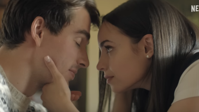 "Mislili smo da gledamo romantičnu komediju, završili smo uništeni!" Neočekivani obrt u trenutno najgledanijem Netflixovom filmu ostavio gledaoce u šoku 1 Screenshot 2025 08 05 133246