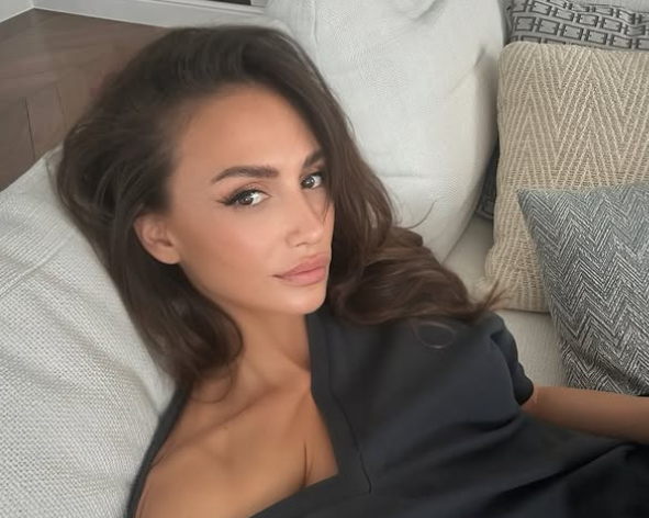 Ovo su mama i sestra Emine Jahović: Poznata pevačica podelila poseban porodični trenutak, emotivnom porukom raznežila sve (FOTO) 1 Screenshot 2025 08 22 115259