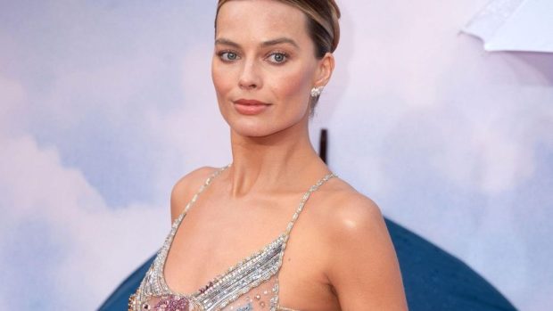 Nikad provokativnije izdanje Margo Robi: Glumica prvi put na crvenom tepihu nakon porođaja, zbog njene "gole" haljine internet je eksplodirao! (FOTO) 23 MARGO ROBI