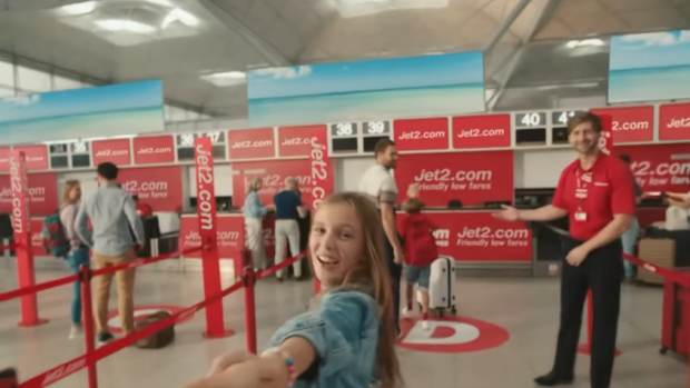Kako je reklama za "Jet2 Holidays" postala viralna i oživela stari hit: „Hold My Hand“ proglašena za pesmu leta na TikToku 23 Screenshot 2025 09 08 132546