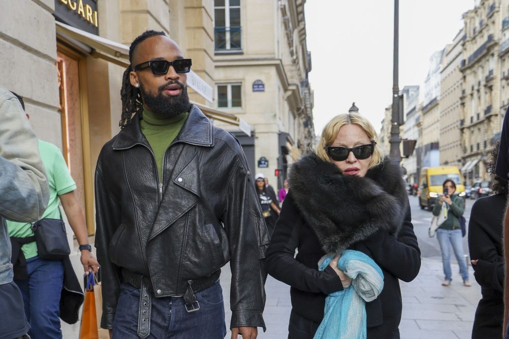 Pozirala sa ćerkom i dečkom koji su isto godište! Novo Madonino bizarno pojavljivanje izazvalo žestoku osudu javnosti (FOTO) 1 profimedia 1041678963