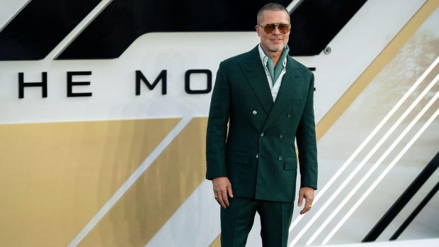 Glavni holivudski zavodnik prošao kroz drastičnu transformaciju: Bred Pit nakon vojničke frizure prošetao brkove i dužu kosu (FOTO) 21 profimedia 1014842991